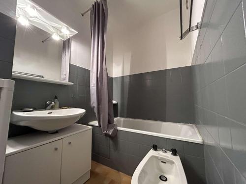 Ένα μπάνιο στο Studio cosy proche pistes avec balcon et parking, 4 couchages - FR-1-330F-241