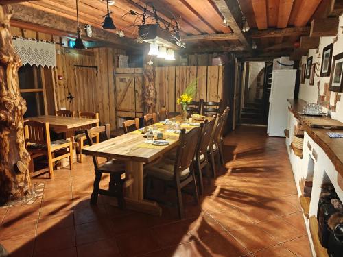 a dining room with a long wooden table and chairs at Käbliku Puhkemajad in Kanepi