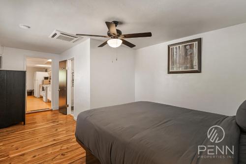 a bedroom with a bed and a ceiling fan at Spacious Home & Guest House, 2 Kitchen & Garden in Chico