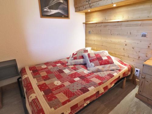 une chambre avec un lit avec une couette dessus dans l'établissement Appartement cosy, skis aux pieds, 4 pers., proche commerces et écoles de ski - FR-1-182-99, à Méribel
