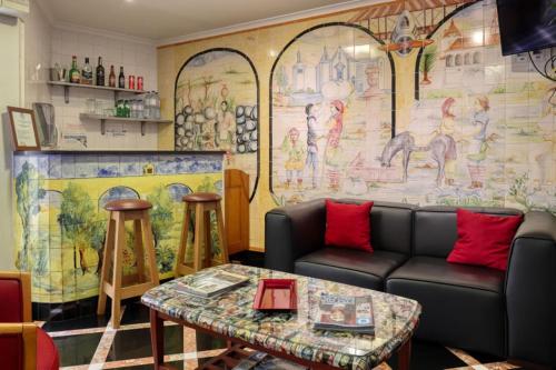 a living room with a couch and a table at Hotel Nova Cidade in Amadora