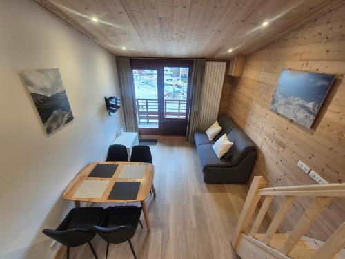Studio rénové avec mezzanine et wifi, au pied des pistes avec balcon