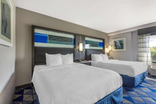 une chambre d'hôtel avec deux lits et deux fenêtres dans l'établissement Best Western Plus Spartanburg, à Spartanburg