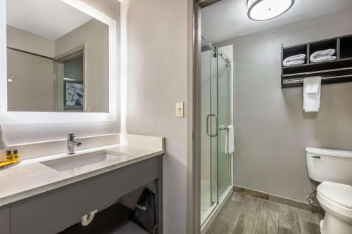 une salle de bain avec toilettes, lavabo et douche dans l'établissement Best Western Plus Spartanburg, à Spartanburg