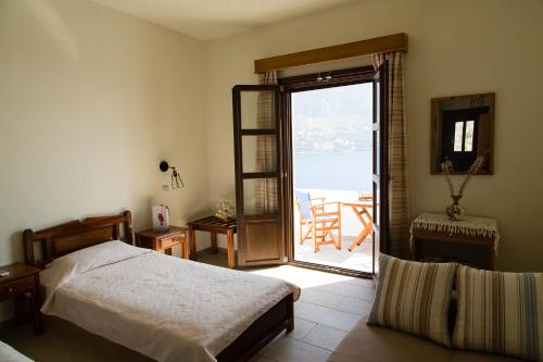 Hotel Porto Potha tesisinde bir odada yatak veya yataklar