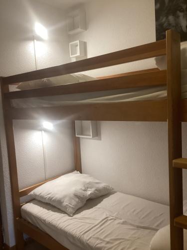 une chambre avec deux lits superposés dans une pièce dans l'établissement T2 cosy Eglantier Chalet de SuperD, à Saint-Étienne-en-Dévoluy