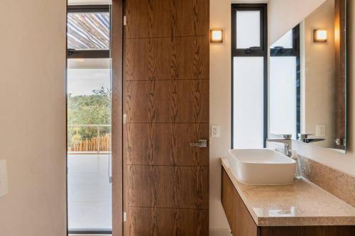 Ένα μπάνιο στο Close to Cenotes Private Pool 24hr Hr Security Gym Yoga Villa