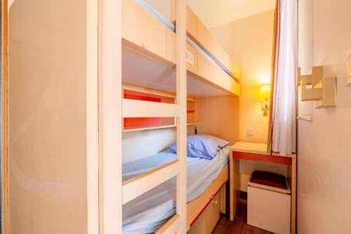 Ce lit superposé se trouve dans une petite chambre dotée de lits superposés. dans l'établissement Résidence le Village de Cap Esterel - maeva Home - Studio 4 personnes - Sélection MAE-2641, à Saint-Raphaël