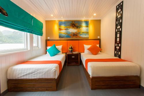 Giường trong phòng chung tại L'Azalee Cruise Halong
