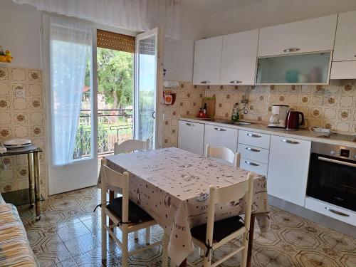 Kuchyňa alebo kuchynka v ubytovaní Apartment Parenzana Bibali 65 A 52460-Buje
