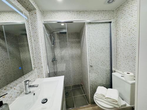 a bathroom with a toilet and a sink and a shower at Loft muy céntrico a 250m del mar in Vinaròs