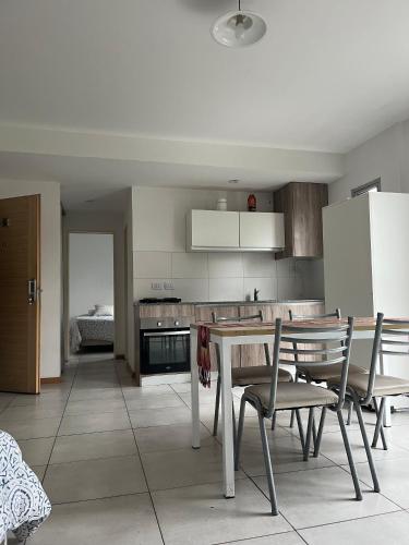 Una cocina o cocineta en Dos ambientes Eva
