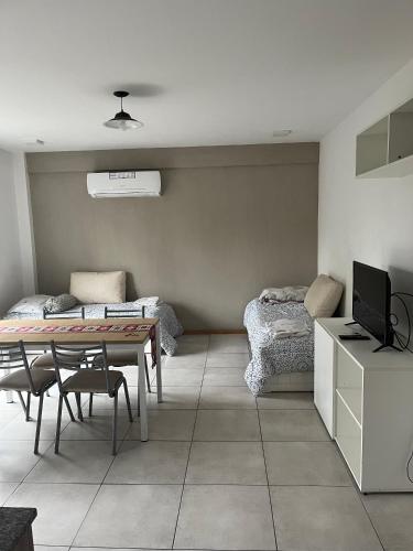 Una televisión o centro de entretenimiento en Dos ambientes Eva