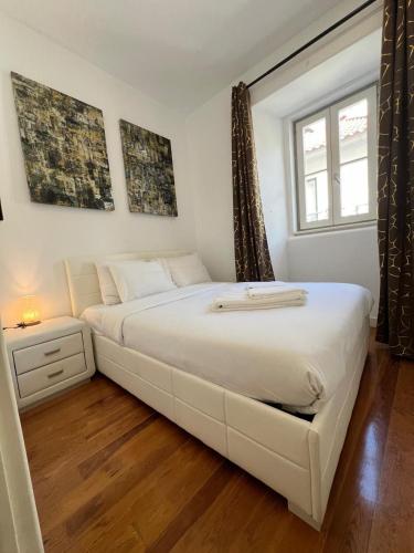 32 2 - Heart of Lisbon Private Apartment, Bairro Alto