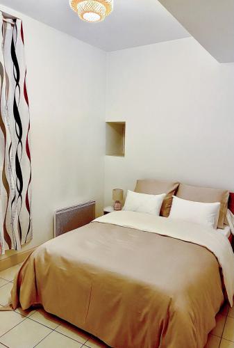 une chambre avec un grand lit dans une pièce dans l'établissement T3 situé près de la Place Carnot, à Carcassone