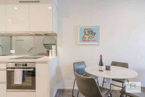 オークランドにあるExecutive city-fringe Townhouseのキッチン(テーブル、椅子、ワイン1本付)