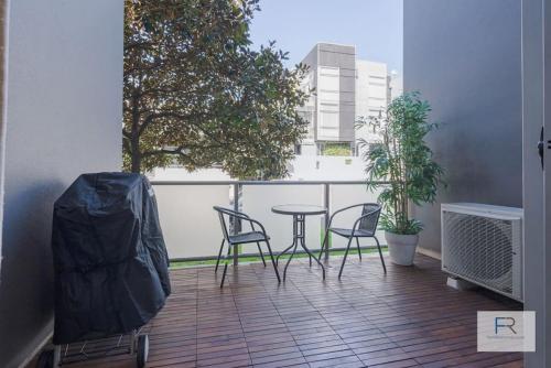 オークランドにあるExecutive city-fringe Townhouseの椅子とテーブルが置かれたバルコニー