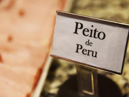 a sign that reads reddit be pentu at Limeira Plaza Hotel in Limeira