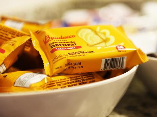 a bowl filled with a bag of chips at Limeira Plaza Hotel in Limeira
