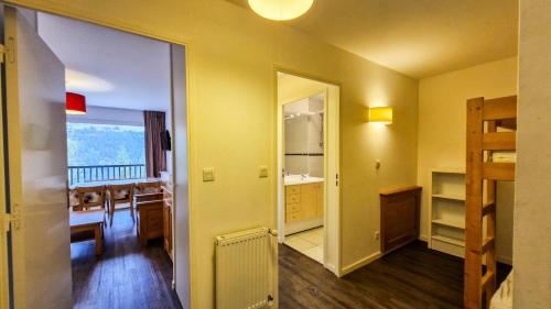 Cet appartement comprend une chambre et une salle à manger. dans l'établissement Résidence Les Pleiades - Appartement lumineux avec balcon · Centre station · Parking couvert MAE-7379, à Flaine