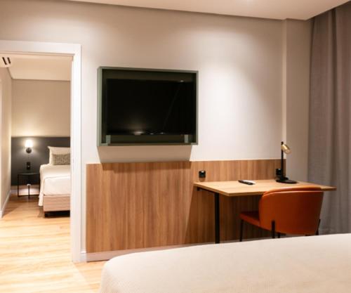 Ένα ή περισσότερα κρεβάτια σε δωμάτιο στο Monaro Hotel Guaporé