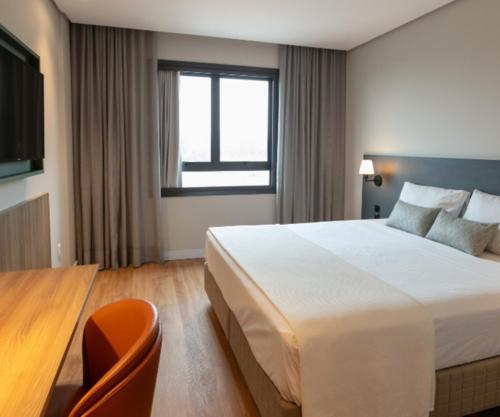 Ένα ή περισσότερα κρεβάτια σε δωμάτιο στο Monaro Hotel Guaporé