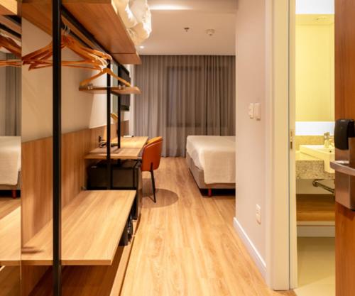 Ένα ή περισσότερα κρεβάτια σε δωμάτιο στο Monaro Hotel Guaporé