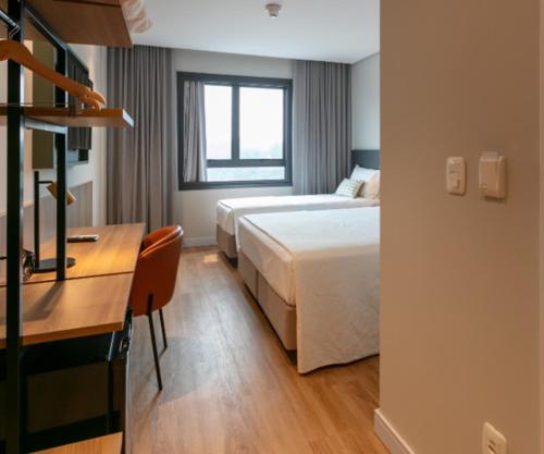 Ένα ή περισσότερα κρεβάτια σε δωμάτιο στο Monaro Hotel Guaporé