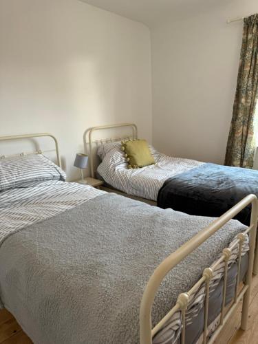 een slaapkamer met twee bedden en een raam bij 2 bedroom cottage Brecon sleeps 4 in Brecon