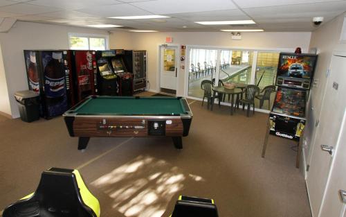 a room with a pool table and arcade games at Cold Spring Plymouth Resort in Ashland
