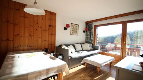 un salon avec un canapé et une table dans l'établissement Résidence Dame Blanche - DBA001 - APPT 2 CHAMBRES - BALCON - 6 PERSONNES Secteur 1800 MAE-7664, à Narreyroux