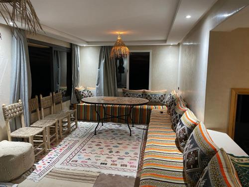 Χώρος καθιστικού στο Tazerzit house
