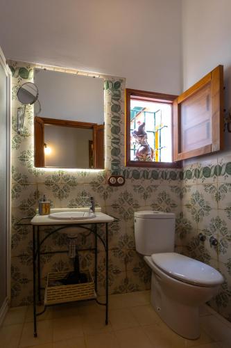 a bathroom with a toilet and a sink at El Rincon de Carmen in Rute