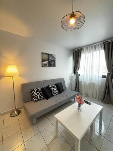 Appartement F3 avec Projecteur à 100m du Métro!