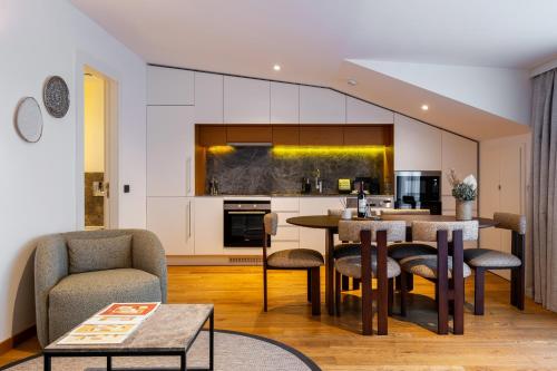 Una cocina y una sala de estar con mesa y sillas. en Ando Living Taksim House, en Estambul