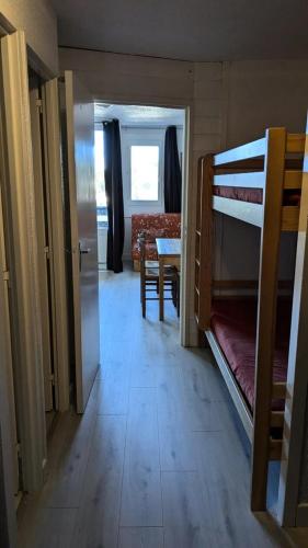 une chambre avec des lits superposés et une salle à manger avec une table dans l'établissement Résidence Rond-point-pistes I - Maxi studio 6 pers. n° 44 A le rond point des pistes 1 centre station MAE-0271, à Orcières