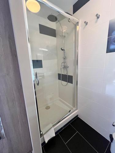 Ein Badezimmer in der Unterkunft Hôtel L'Univers