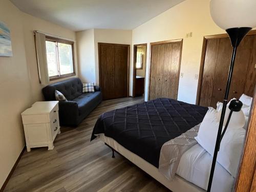 Postel nebo postele na pokoji v ubytování Harbor Inn Algoma