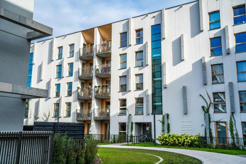 Un edificio de apartamentos con balcones a los lados. en K&M Apartments Near Tauron Arena, en Cracovia