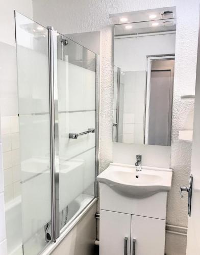 une salle de bain blanche avec un lavabo et une douche dans l'établissement Résidence Lunik - APPARTEMENT 2 PIECES CABINES 6 PERS VUE PISTES MAE-9571, à Villarembert