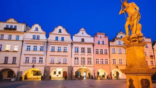 a large building with a statue in front of it at Grodzka Stare Miasto Aparthotel - Dream Apart in Jelenia Góra