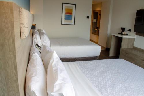 Ένα ή περισσότερα κρεβάτια σε δωμάτιο στο Holiday Inn Express Guadalajara Expo by IHG