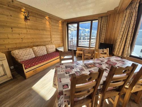 - une salle à manger avec une table et un lit dans une chambre dans l'établissement Résidence Curling B Tour - Appartement dans le secteur du Val Claret MAE-2454, à Tignes