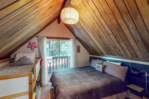 Una cama o camas en una habitación de Cazadero Dreams