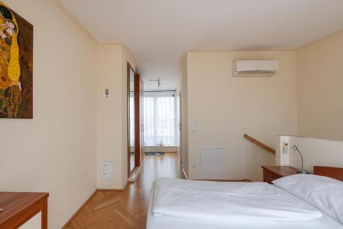 Ruheoase im Dachgeschoss mit Klimaanlage, nur 10 Minuten ins Zentrum