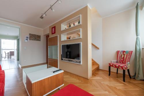 Ruheoase im Dachgeschoss mit Klimaanlage, nur 10 Minuten ins Zentrum