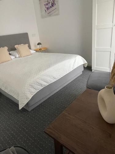 Katil atau katil-katil dalam bilik di Izabelės apartamentai