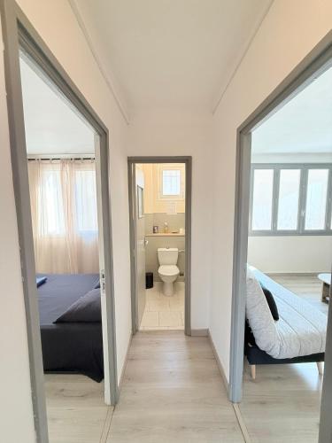 - une chambre avec un lit et des toilettes dans l'établissement Les Arènes de Nîmes - Centre ville 10 min Gare -Parking- 2 chambres, à Nîmes