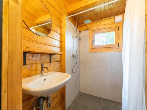 Ένα μπάνιο στο Chalet in Brabant near Nature Reserves