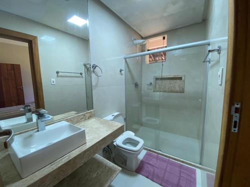 un bagno con lavandino, doccia e WC di Casa de Praia Olivença a Ilhéus